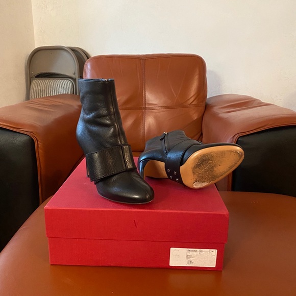 Gorgeous Valentino High Heeled Booties - Picture 2 of 3